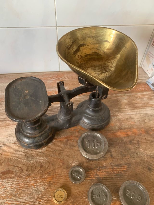 Balanza antigua de latón y hierro