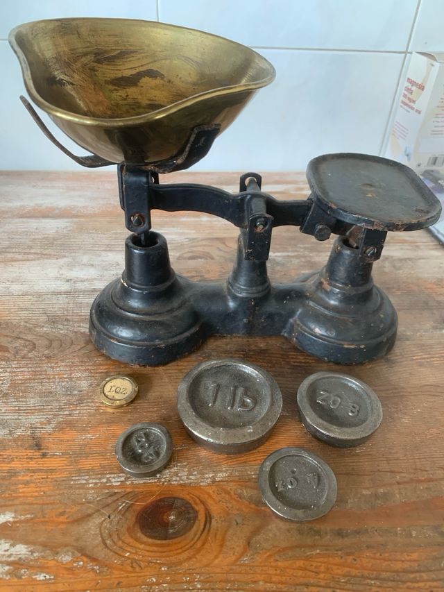 Balanza antigua de latón y hierro