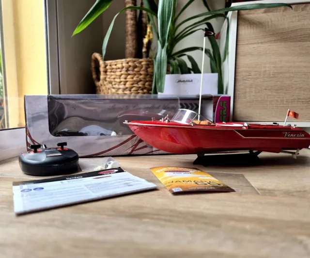 Lancha RC Venezia Roja reparación