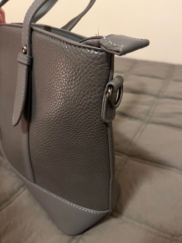 Bolso gris elegante y versátil