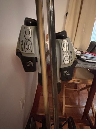 Set de esquí: botas, esquís y bastones