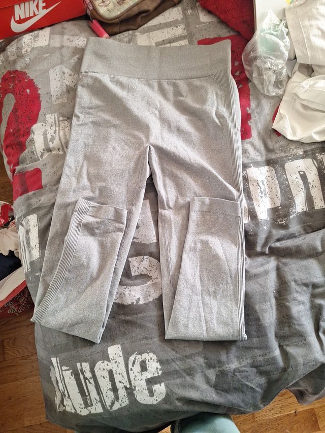 Leggings negros con banda blanca y grises puus up