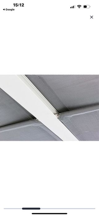 Pérgola aluminio blanco y parte de arriba gris