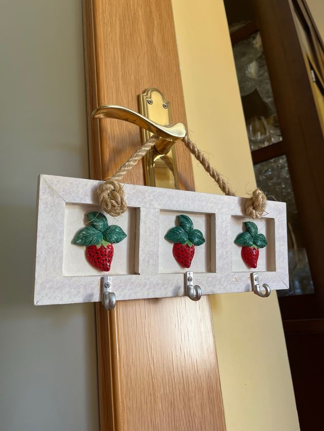 Colgador de pared de madera.