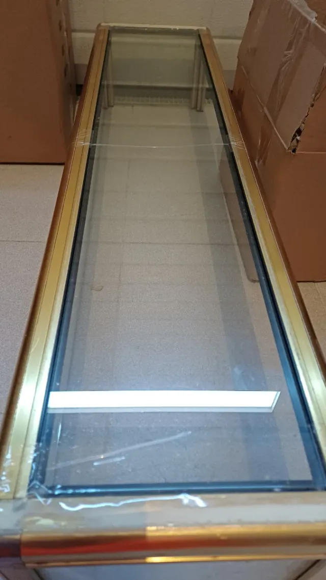 Vitrina expositora neutra dorada y cristal