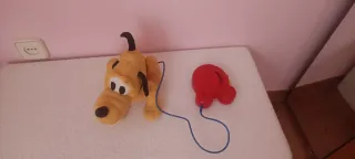 Perrito Pluto de peluche con correa
