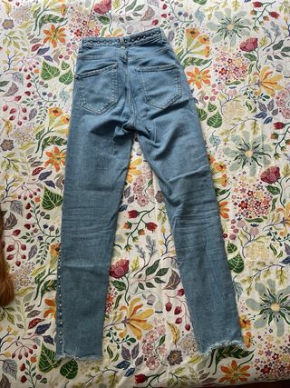 Pantalón vaquero skinny con tachuelas