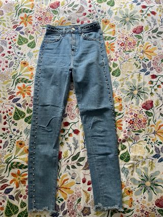 Pantalón vaquero skinny con tachuelas