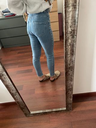 Pantalón vaquero skinny con tachuelas
