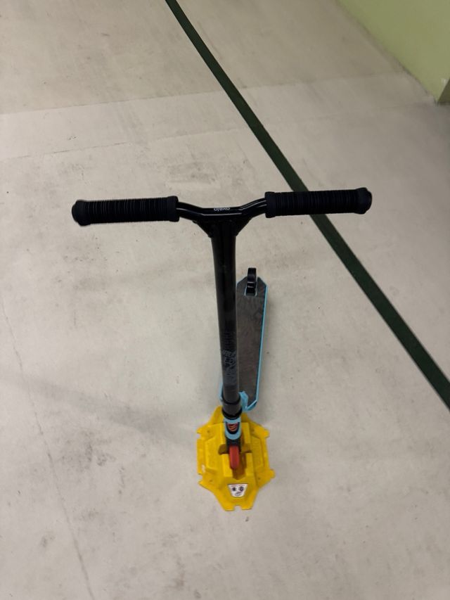 Patinete de saltos con ruedas pequeñas