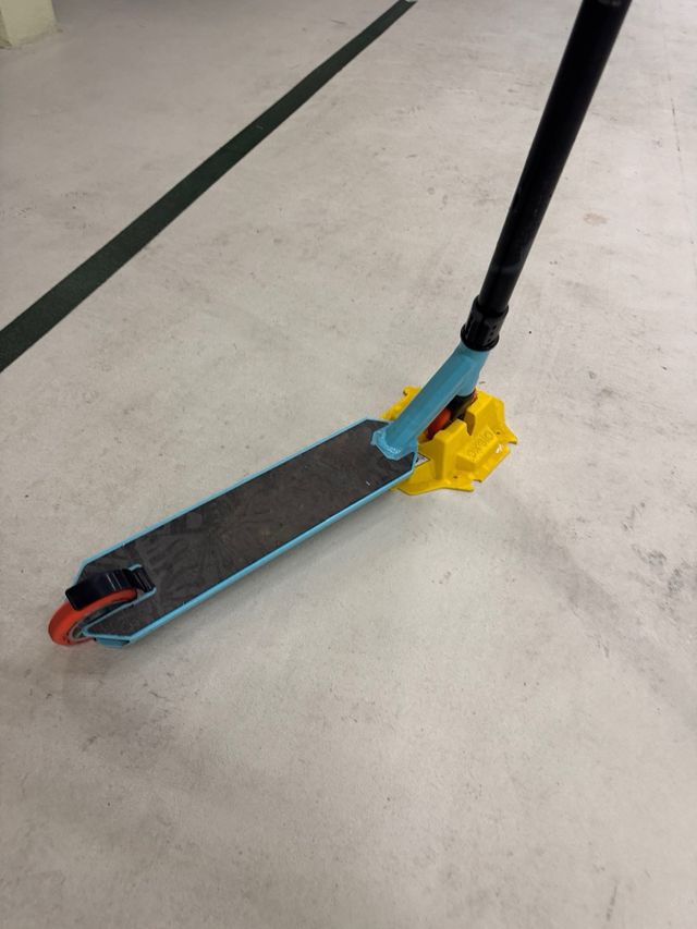 Patinete de saltos con ruedas pequeñas