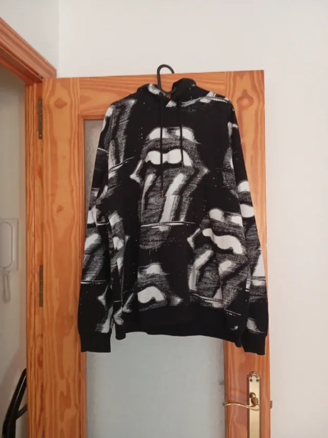 Dos sudaderas: azul y negra/blanca