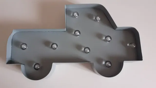 Coche con luces decorativas