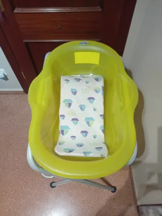 Bañera bebé plegable con soporte y hamaca.
