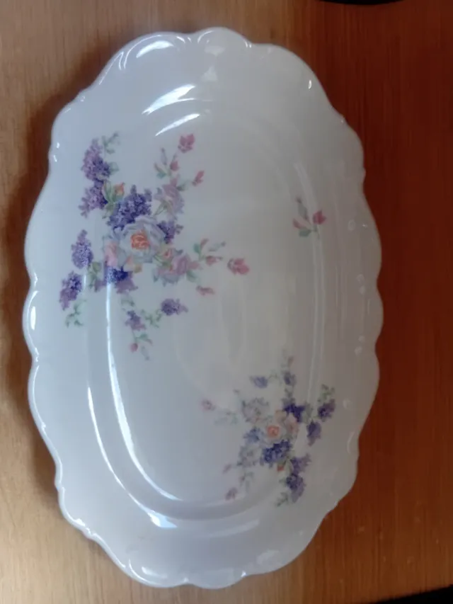 Fuente de porcelana con flores