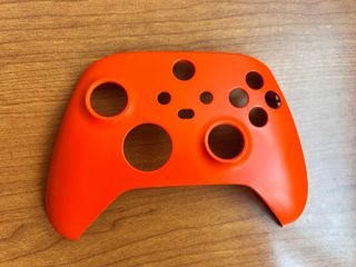 Controller Xbox Series S/X arancione, bianco e nero.