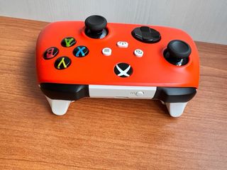 Controller Xbox Series S/X arancione, bianco e nero.