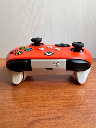 Controller Xbox Series S/X arancione, bianco e nero.