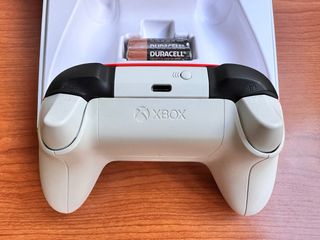 Controller Xbox Series S/X arancione, bianco e nero.