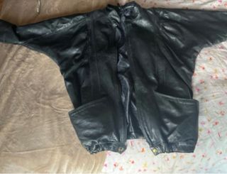 Cazadora de cuero negra