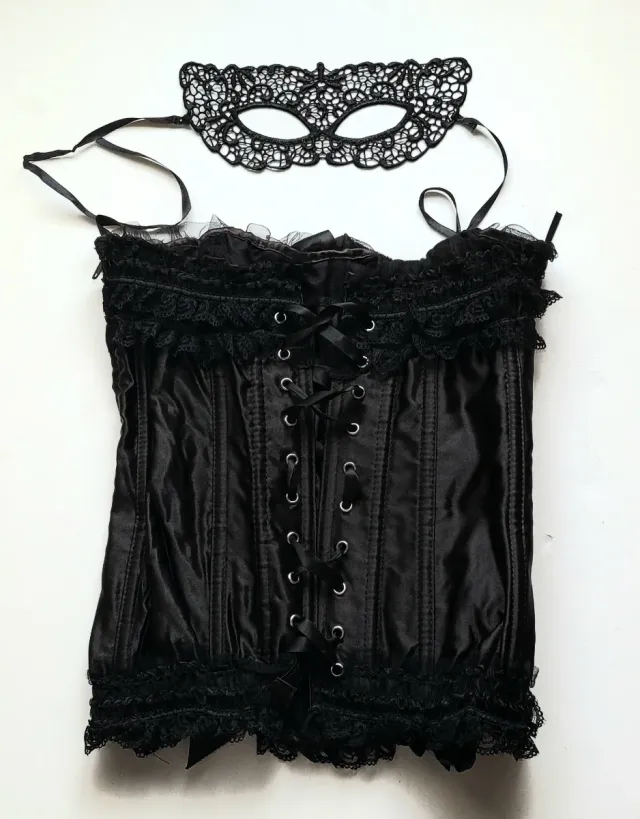 Corsé o corpiño negro con antifaz y braguitas