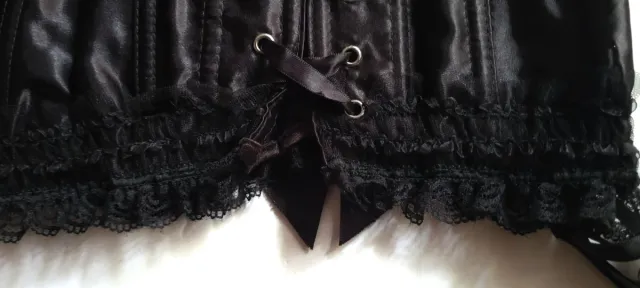 Corsé o corpiño negro con antifaz y braguitas