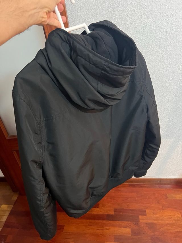 Chaqueta con capucha negra
