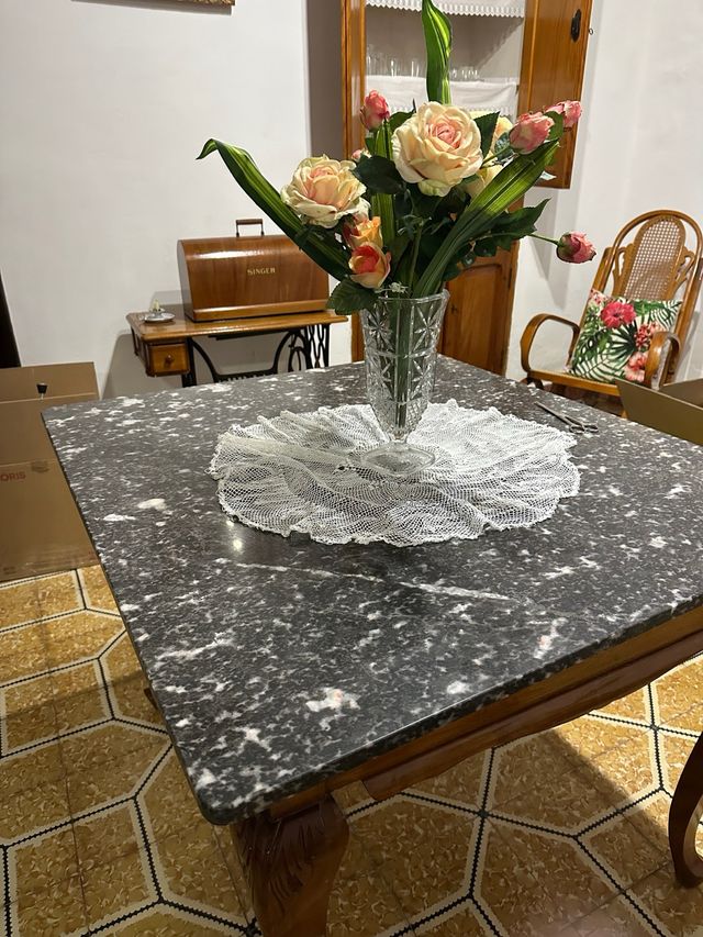 Tavolo in legno con piano in marmo