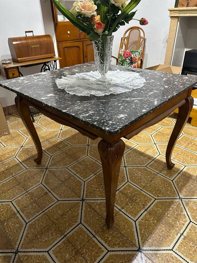 Tavolo in legno con piano in marmo