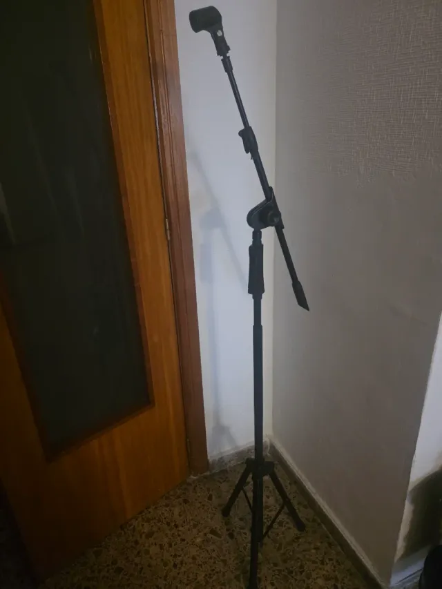 Pie de micrófono metálico