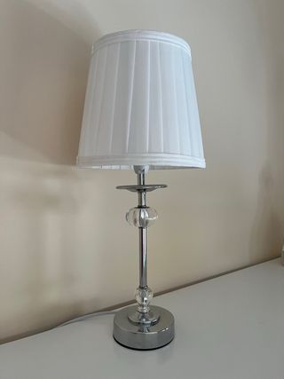 Lámpara de mesa blanca y plateada
