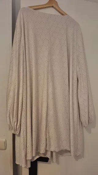 Vestido blanco con perforaciones