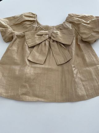 Camiseta dorada con lazo