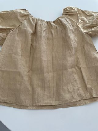 Camiseta dorada con lazo