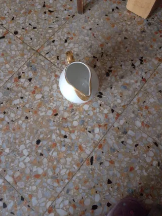 Salcera de cerámica blanca con borde dorado