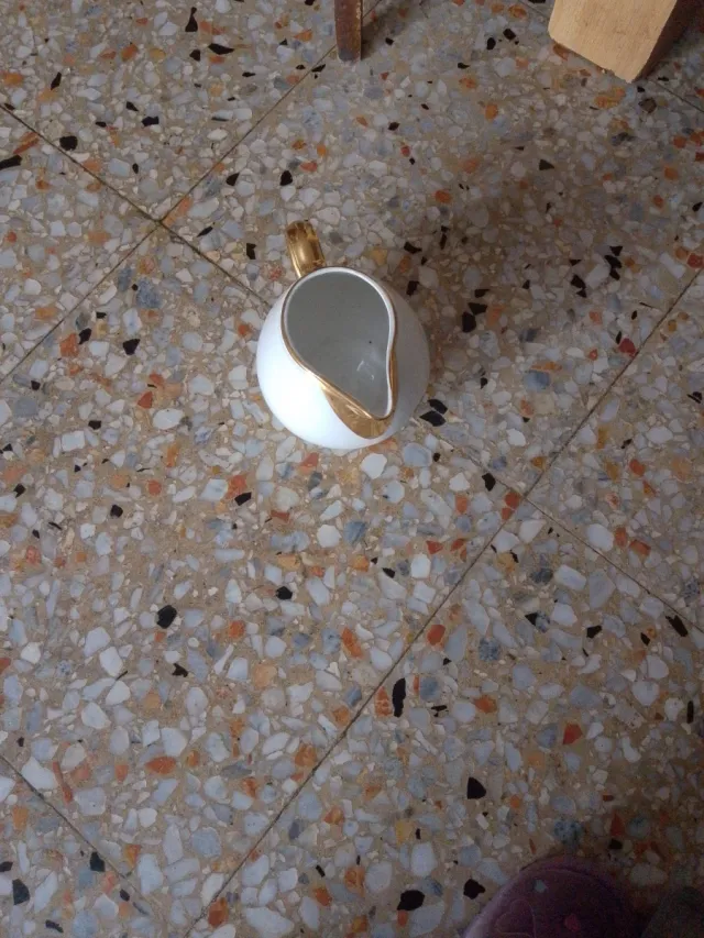 Salcera de cerámica blanca con borde dorado