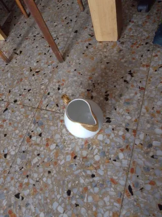 Salcera de cerámica blanca con borde dorado