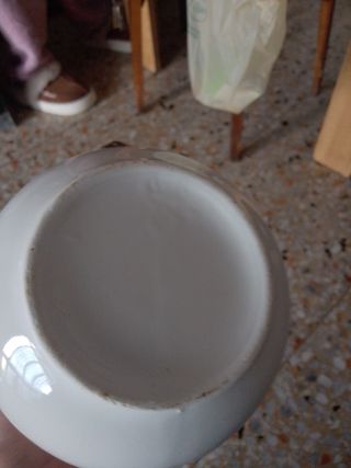 Salcera de cerámica blanca con borde dorado