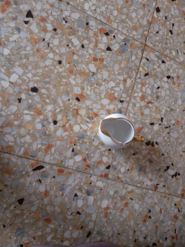 Taza de porcelana blanca con detalles dorados