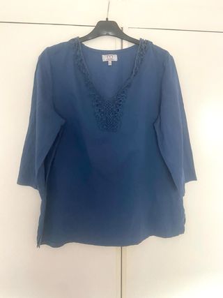 Blusa azul con escote en V y detalles