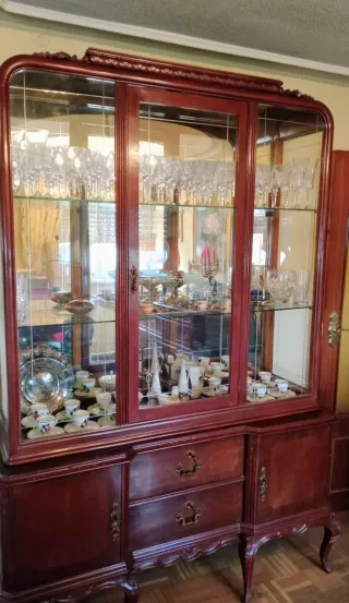 Vitrina antigua (años 50) de madera de cerezo.