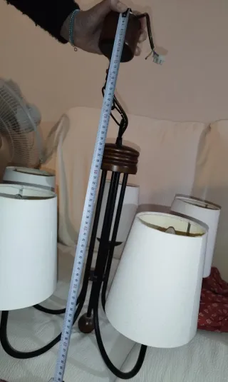 Lámpara de techo combinada color forja y madera.