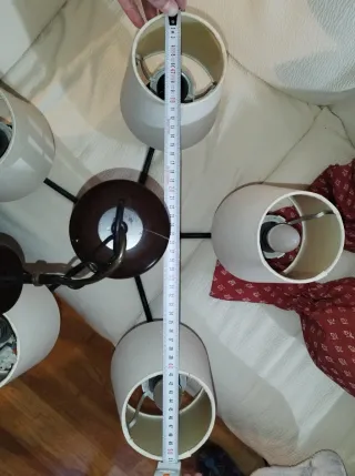 Lámpara de techo combinada color forja y madera.