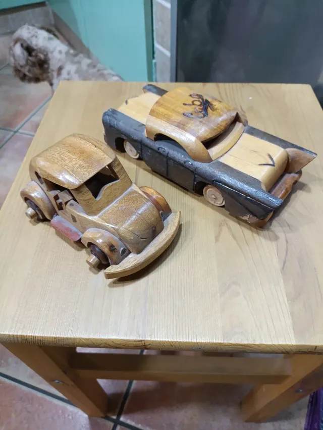 Macchinine d'epoca in legno