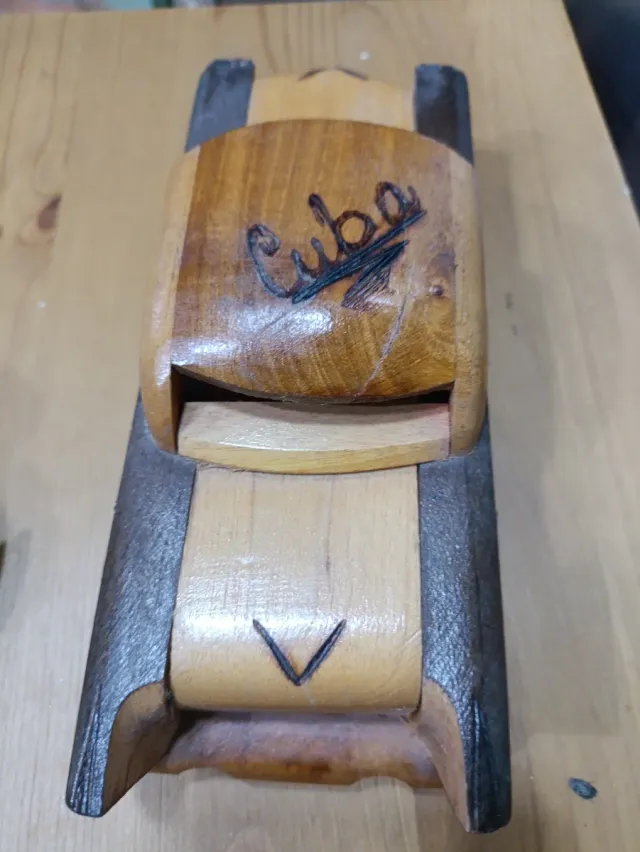 Macchinine d'epoca in legno