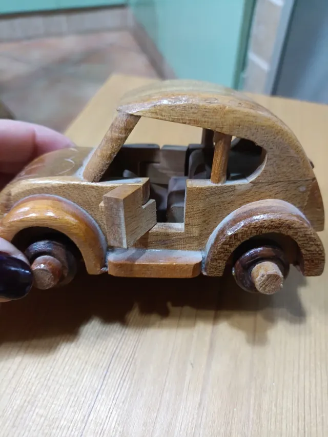 Macchinine d'epoca in legno