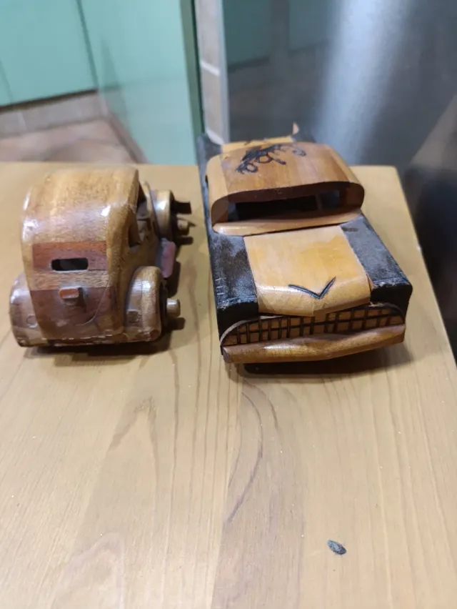 Macchinine d'epoca in legno