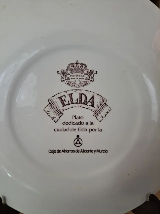 Plato decorativo Elda escudo