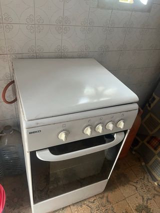 Cocina de gas Beko blanca con horno