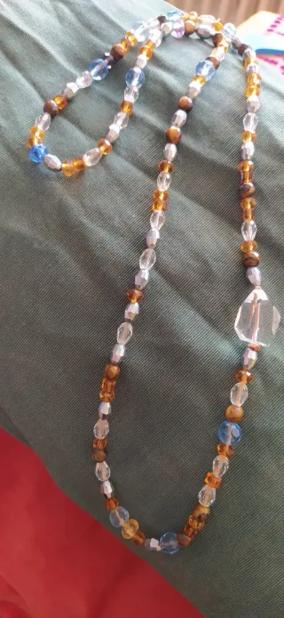 Collar de cristales y piedras